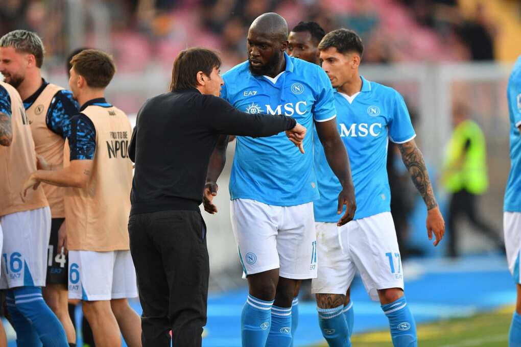 Serie A, Raspadori fa sognare i tifosi e affossa i giallorossi: Lecce-Napoli 0-1. Conte a +6 sull’Inter Serie A, Raspadori fa sognare i tifosi e affossa i giallorossi: Lecce-Napoli 0-1. Conte a +6 sull’Inter