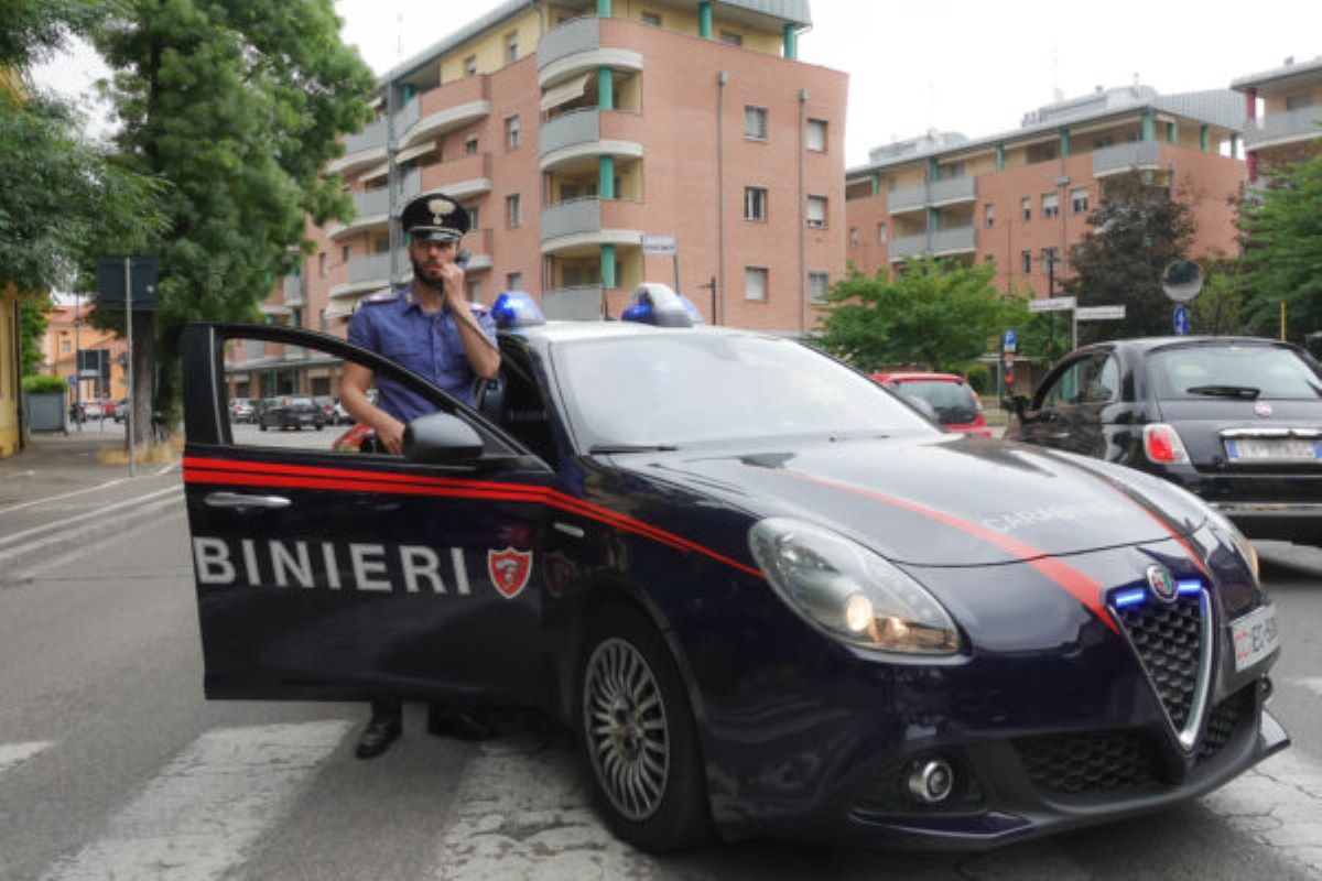 Bologna, 59enne trovato morto in casa: omicidio aggravato, fermo per la moglie 57enne