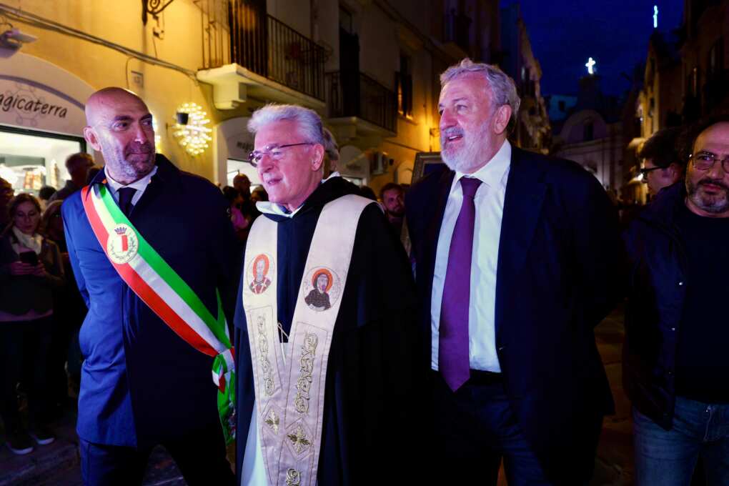 Bari, Emiliano alle celebrazioni per San Nicola: «È anche il patrono della Puglia» – FOTO e VIDEO Bari, Emiliano alle celebrazioni per San Nicola: «È anche il patrono della Puglia» – FOTO e VIDEO