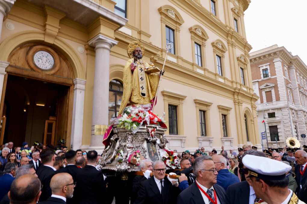 Bari, Emiliano alle celebrazioni per San Nicola: «È anche il patrono della Puglia» – FOTO e VIDEO Bari, Emiliano alle celebrazioni per San Nicola: «È anche il patrono della Puglia» – FOTO e VIDEO