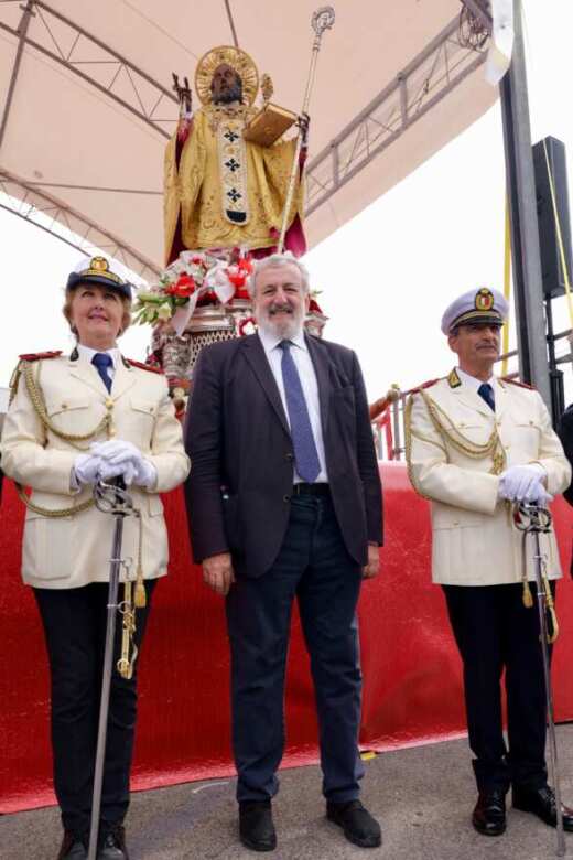 Bari, Emiliano alle celebrazioni per San Nicola: «È anche il patrono della Puglia» – FOTO e VIDEO Bari, Emiliano alle celebrazioni per San Nicola: «È anche il patrono della Puglia» – FOTO e VIDEO
