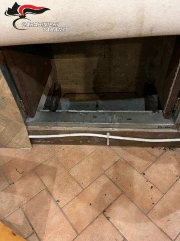Ginosa, realizza un “tunnel” sotto il condominio per fuggire all’arresto: preso un 47enne – VIDEO Ginosa, realizza un “tunnel” sotto il condominio per fuggire all’arresto: preso un 47enne – VIDEO