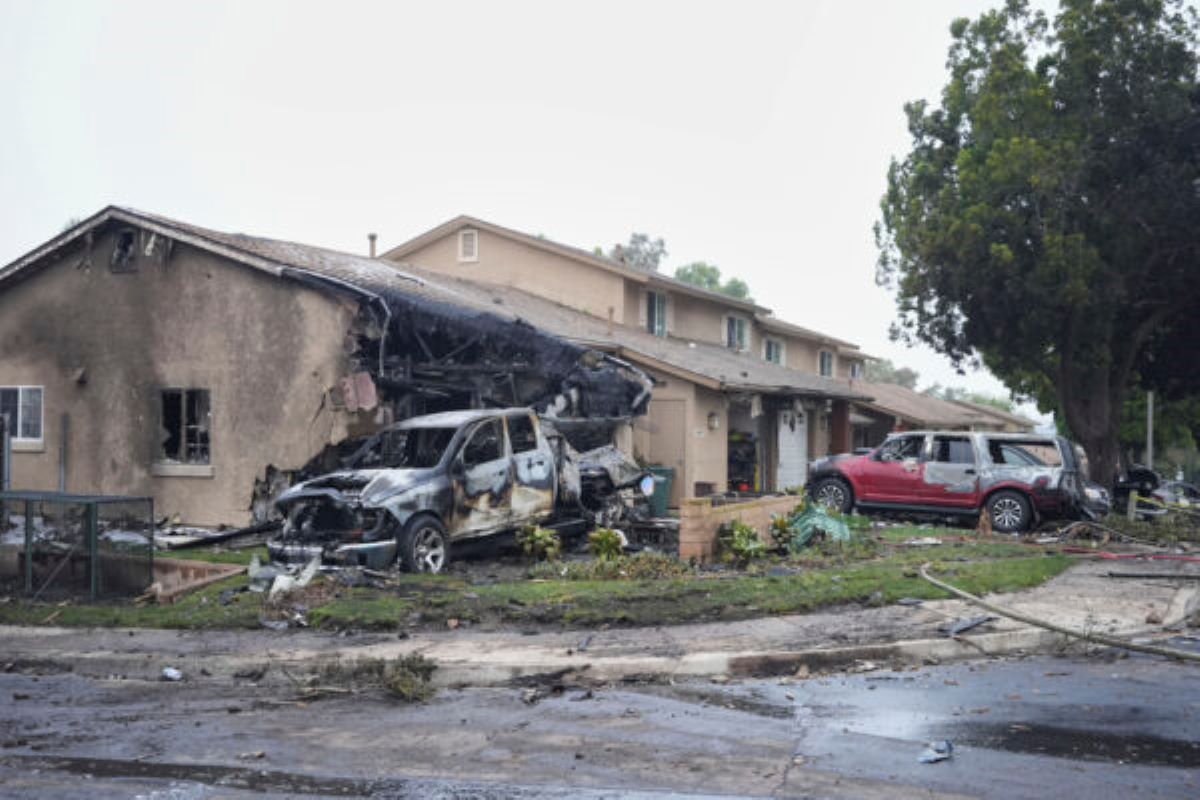 San Diego, jet privato si schianta su un quartiere: morti a bordo, case in fiamme ed evacuazioni San Diego, jet privato si schianta su un quartiere: morti a bordo, case in fiamme ed evacuazioni