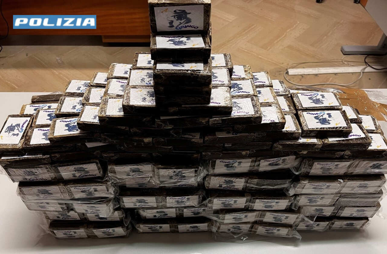 Fermato sulla A16 con 50 chili di hashish, arrestato 26enne barese incensurato