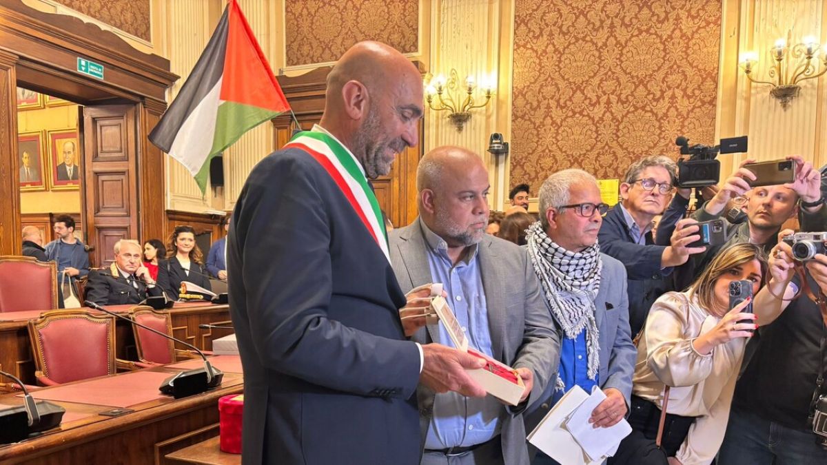 Bari, le Chiavi della Città al giornalista palestinese Wael Al-Dahdouh: «Importante non sentirsi soli» Bari, le Chiavi della Città al giornalista palestinese Wael Al-Dahdouh: «Importante non sentirsi soli»