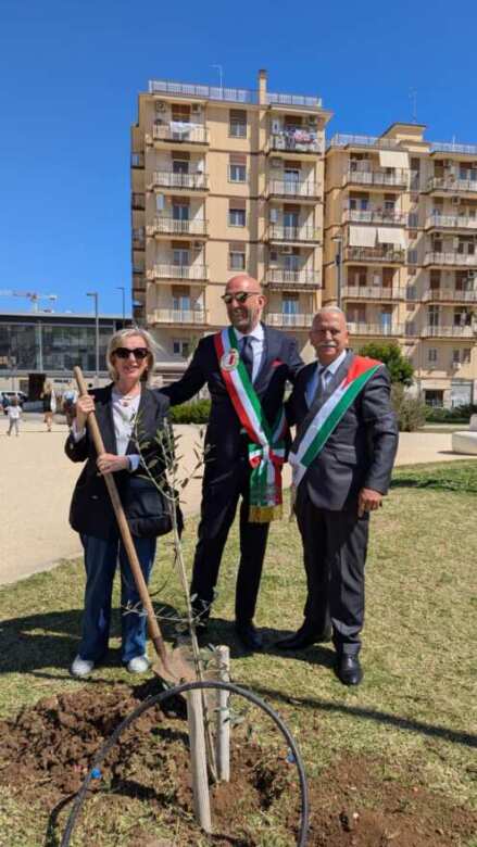 Bari, Beit Jala e Cesa unite nel segno della pace e di San Nicola: piantato un ulivo nel Parco Rossani – FOTO