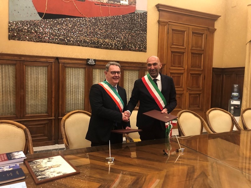 Bari, Beit Jala e Cesa unite nel segno della pace e di San Nicola: piantato un ulivo nel Parco Rossani – FOTO Bari, Beit Jala e Cesa unite nel segno della pace e di San Nicola: piantato un ulivo nel Parco Rossani – FOTO