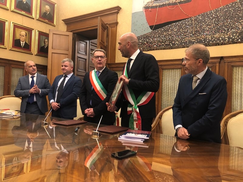Bari, Beit Jala e Cesa unite nel segno della pace e di San Nicola: piantato un ulivo nel Parco Rossani – FOTO Bari, Beit Jala e Cesa unite nel segno della pace e di San Nicola: piantato un ulivo nel Parco Rossani – FOTO