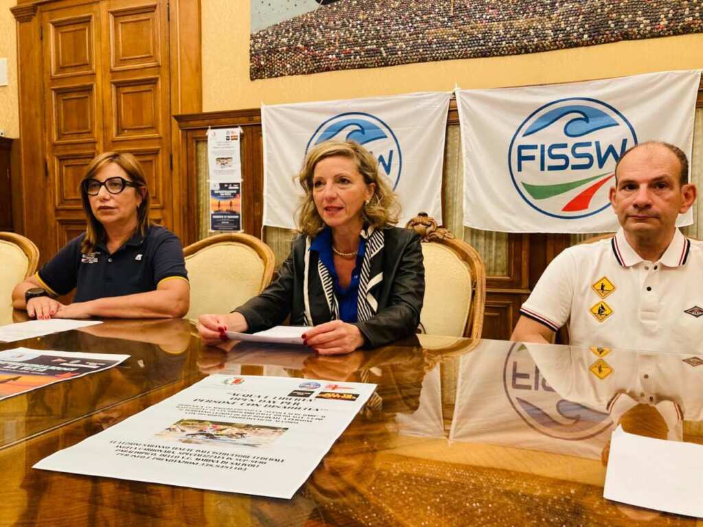 Bari, l’iniziativa “Mare Inclusivo” porta in acqua pazienti oncologici e persone con disabilità – FOTO Bari, l’iniziativa “Mare Inclusivo” porta in acqua pazienti oncologici e persone con disabilità – FOTO
