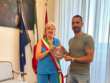 Taranto-Sparta in bici, Adriano Tegas pedala sulle orme degli antichi: il Comune lo sostiene con il gagliardetto della città