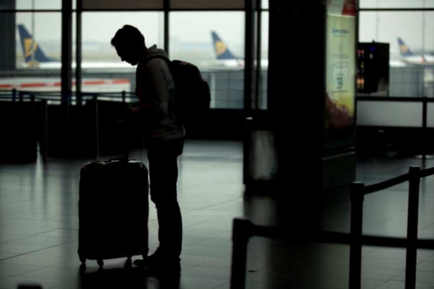Belgio, allarme bomba su volo da Porto. Pista chiusa a Charleroi: evacuati 166 passeggeri Belgio, allarme bomba su volo da Porto. Pista chiusa a Charleroi: evacuati 166 passeggeri