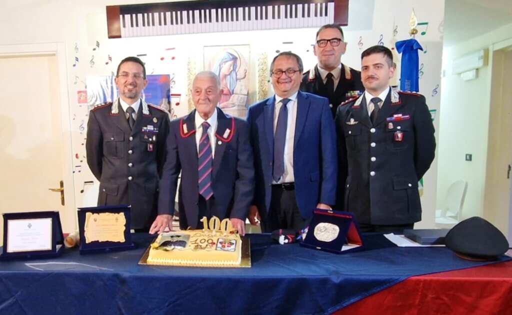 Carabinieri in festa a Galatina, l’appuntato Angelo Greco compie 100 anni: «Esempio di dedizione e coraggio» – FOTO Carabinieri in festa a Galatina, l’appuntato Angelo Greco compie 100 anni: «Esempio di dedizione e coraggio» – FOTO