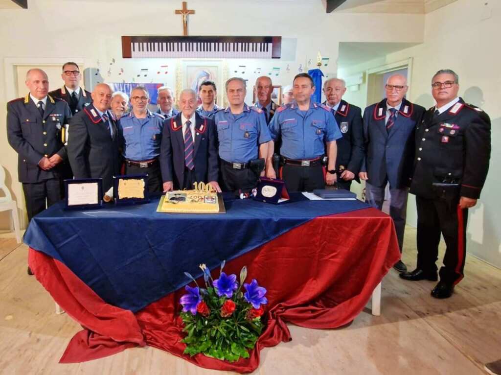 Carabinieri in festa a Galatina, l’appuntato Angelo Greco compie 100 anni: «Esempio di dedizione e coraggio» – FOTO Carabinieri in festa a Galatina, l’appuntato Angelo Greco compie 100 anni: «Esempio di dedizione e coraggio» – FOTO