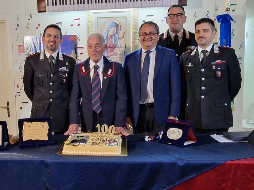 Carabinieri in festa a Galatina, l’appuntato Angelo Greco compie 100 anni: «Esempio di dedizione e coraggio» – FOTO Carabinieri in festa a Galatina, l’appuntato Angelo Greco compie 100 anni: «Esempio di dedizione e coraggio» – FOTO