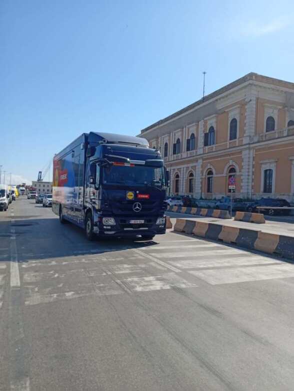 Il Giro d’Italia sbarca in Puglia: la “carovana rosa” è arrivata nei porti di Bari e Brindisi Il Giro d’Italia sbarca in Puglia: la “carovana rosa” è arrivata nei porti di Bari e Brindisi