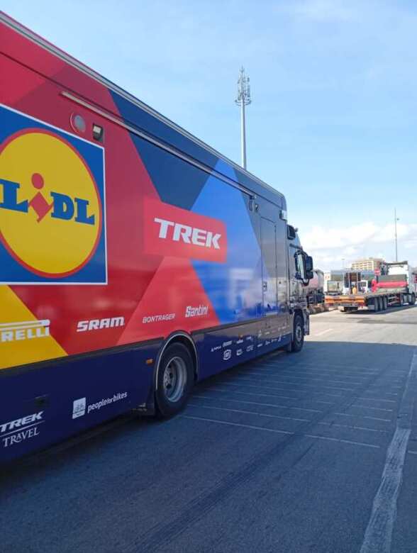 Il Giro d’Italia sbarca in Puglia: la “carovana rosa” è arrivata nei porti di Bari e Brindisi Il Giro d’Italia sbarca in Puglia: la “carovana rosa” è arrivata nei porti di Bari e Brindisi