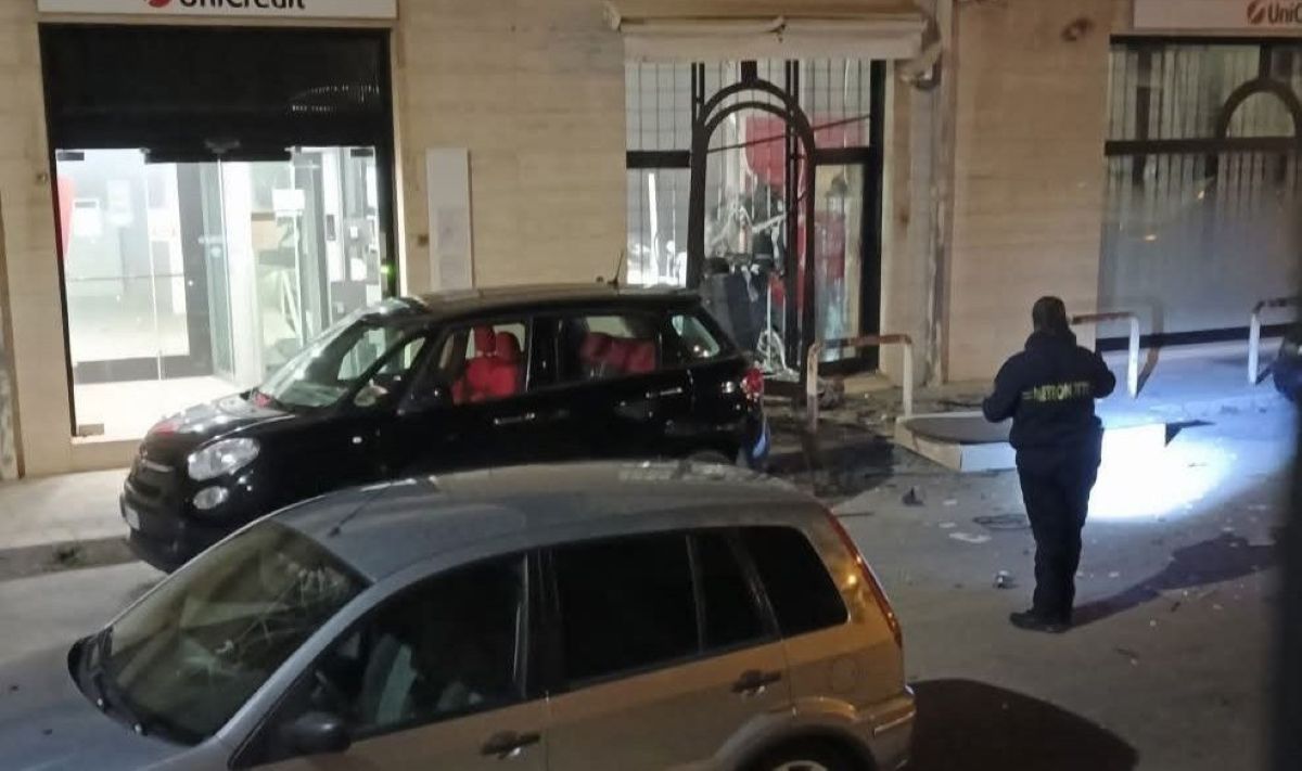 Conversano, assalto al bancomat della filiale Unicredit: due esplosioni e ladri in fuga Conversano, assalto al bancomat della filiale Unicredit: due esplosioni e ladri in fuga