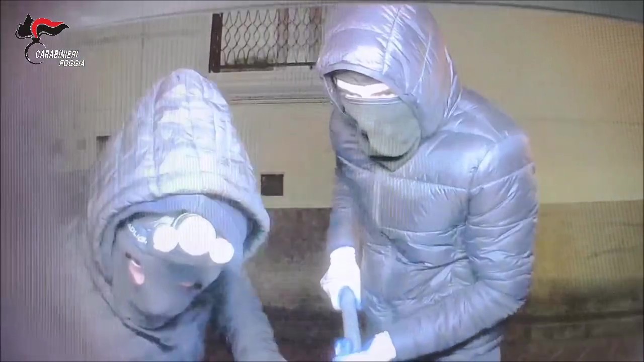 Assalto al bancomat a San Marco in Lamis: arrestati due giovani, fuggirono col bottino da 28mila euro – VIDEO