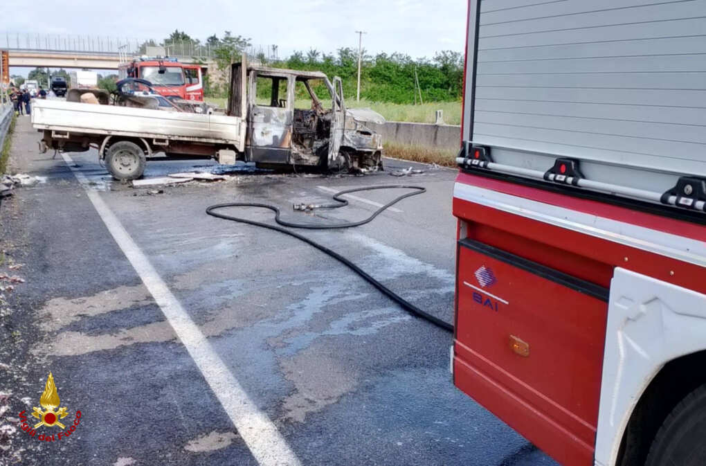 Assalto al portavalori sulla provinciale nel Barese: mezzi in fiamme e colpi d’arma da fuoco – VIDEO
