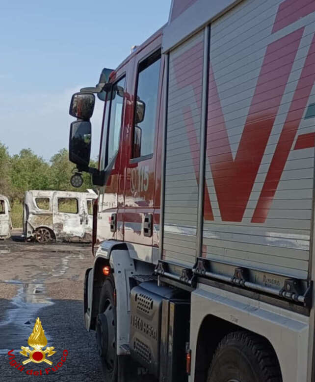 Assalto al portavalori sulla provinciale nel Barese: mezzi in fiamme e colpi d’arma da fuoco – VIDEO