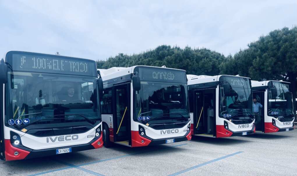 Galleria foto 'Bari, in circolazione i primi bus elettrici: «Nel 2026 il trasporto pubblico sarà a emissioni zero»' - foto 1