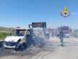 Melfi, autocarro prende fuoco sulla Ss 655: traffico bloccato in entrambi i sensi di marcia