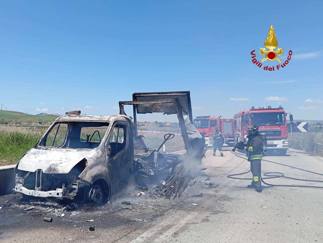 Melfi, autocarro prende fuoco sulla Ss 655: traffico bloccato in entrambi i sensi di marcia