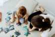 Baby sitter, badanti e caregiver: l’economia invisibile dei lavoratori domestici. La metà è irregolare