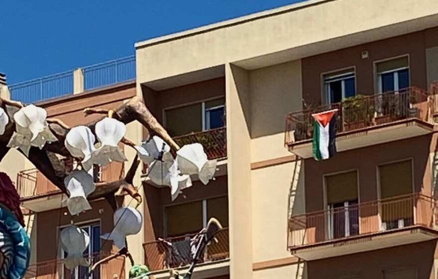 Putignano, la polizia fa rimuovere la bandiera della Palestina al passaggio del Giro d’Italia: «Gravissimo» Putignano, la polizia fa rimuovere la bandiera della Palestina al passaggio del Giro d’Italia: «Gravissimo»