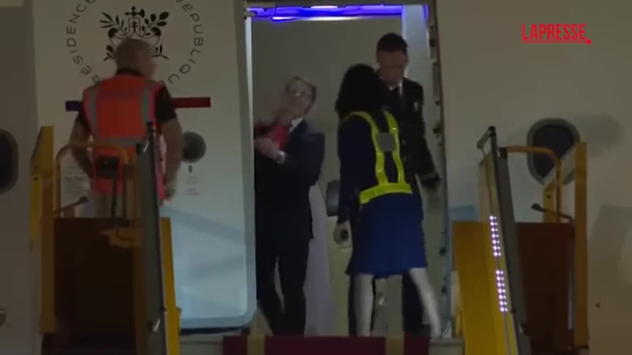 Macron schiaffeggiato da sua moglie Brigitte: «Solo uno scherzo» – VIDEO Macron schiaffeggiato da sua moglie Brigitte: «Solo uno scherzo» – VIDEO