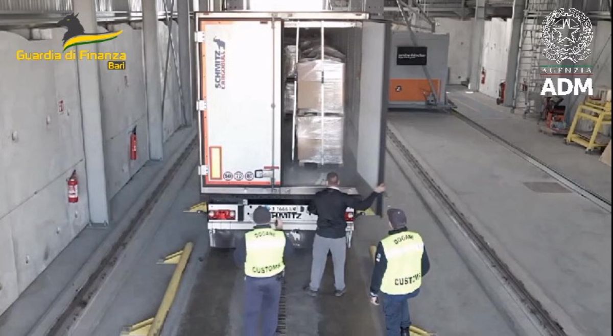 Criminalità, porti pugliesi crocevia di traffici illegali: il balzo di Bari. E Barletta new entry