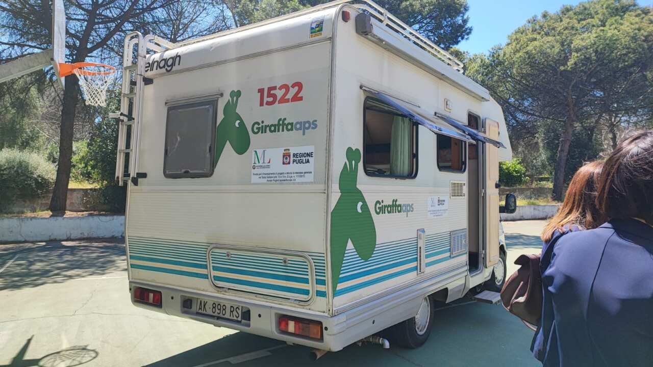 Violenza contro le donne, a Bari uno sportello mobile a bordo di un camper: «A un passo da te»