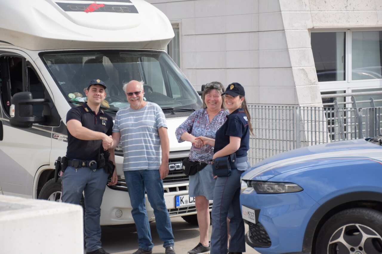 Andria, rubato il camper a una coppia di turisti tedeschi: la polizia lo ritrova dopo mezz’ora