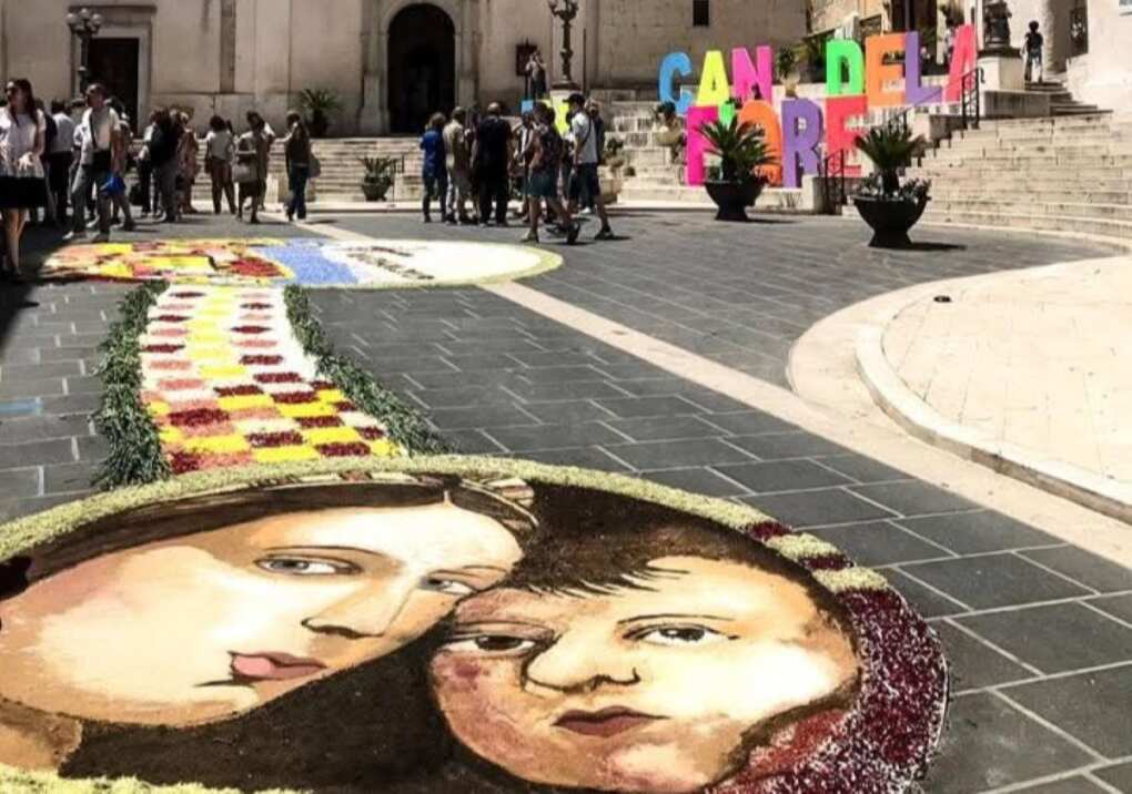 Torna Candela in Fiore, il borgo si riempie di colori con un omaggio a papa Francesco Torna Candela in Fiore, il borgo si riempie di colori con un omaggio a papa Francesco