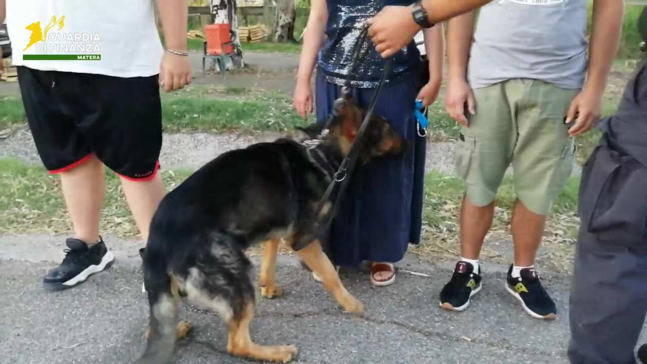 Matera, spacciavano droga vicino a una chiesa: arrestati tre ragazzi minorenni – VIDEO Matera, spacciavano droga vicino a una chiesa: arrestati tre ragazzi minorenni – VIDEO