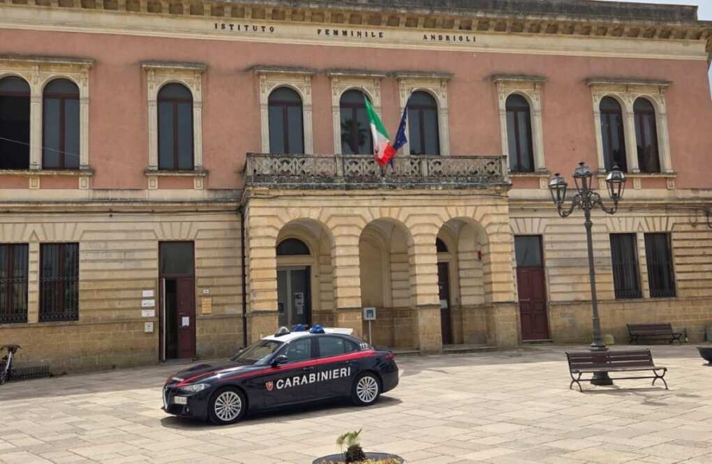 Lequile, viola il divieto di avvicinamento e torna a minacciare il sindaco: arrestato un 52enne Lequile, viola il divieto di avvicinamento e torna a minacciare il sindaco: arrestato un 52enne