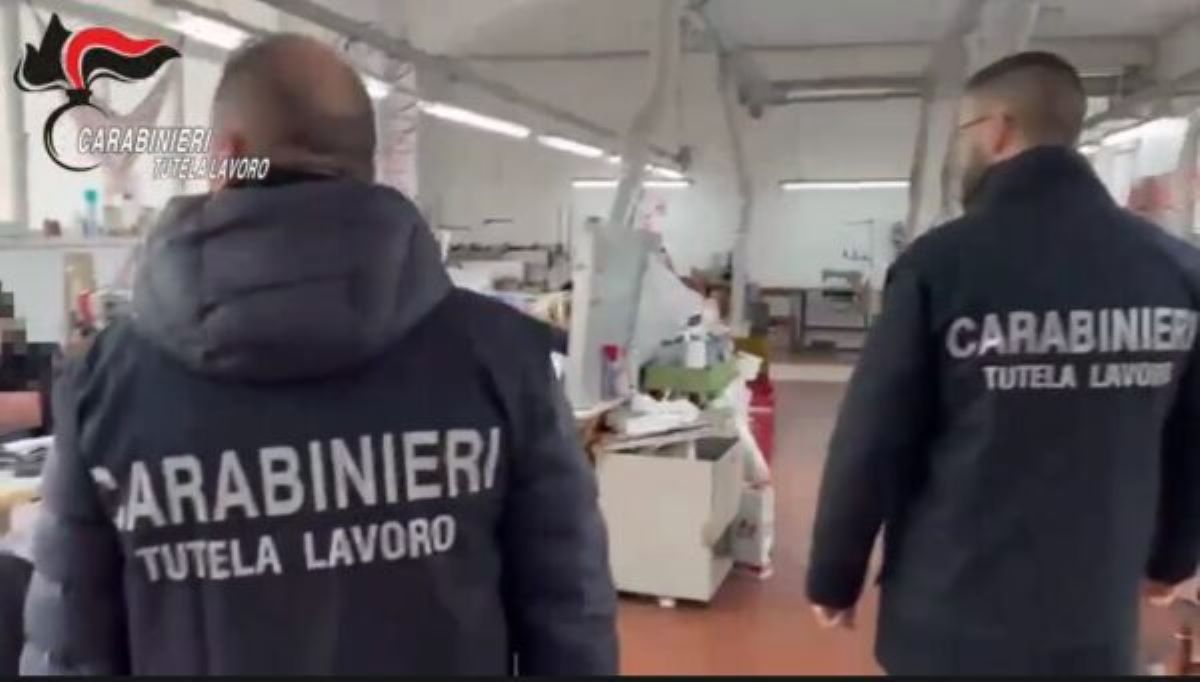 Milano, caporalato nei subappalti: sotto tutela Valentino Bags per sfruttamento in opifici cinesi Milano, caporalato nei subappalti: sotto tutela Valentino Bags per sfruttamento in opifici cinesi