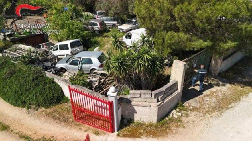 Manduria, scoperti due “cimiteri” di carcasse di auto: denunciato un imprenditore 43enne Manduria, scoperti due “cimiteri” di carcasse di auto: denunciato un imprenditore 43enne