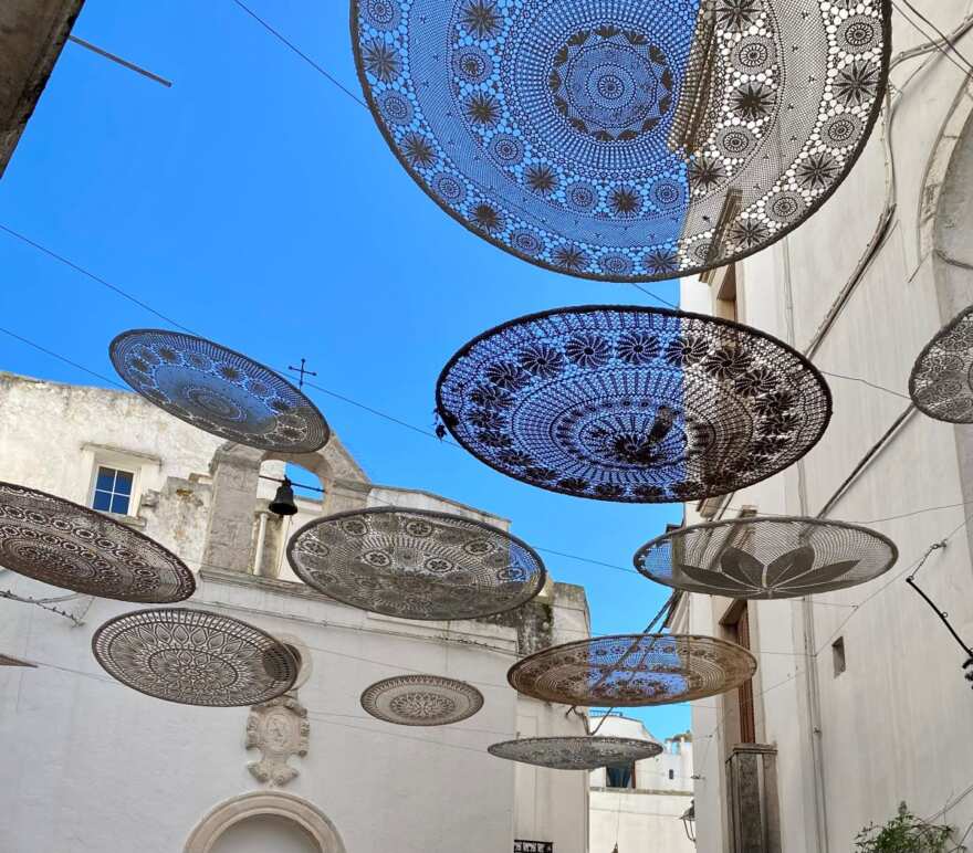Centrini e merletti ricamati decorano i centri storici in Puglia: la tradizione incanta i turisti Centrini e merletti ricamati decorano i centri storici in Puglia: la tradizione incanta i turisti