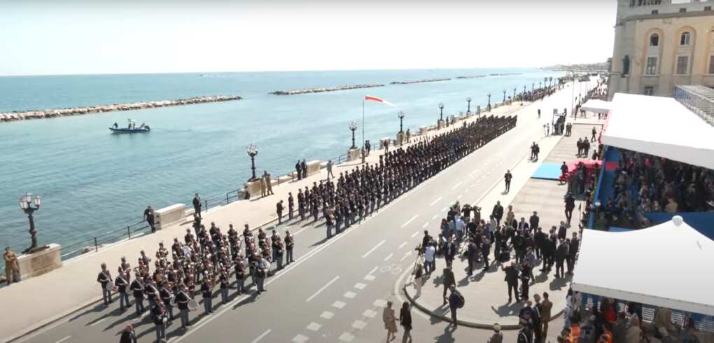 L’Esercito italiano sceglie Bari per festeggiare i suoi 164 anni: la cerimonia sul lungomare – VIDEO L’Esercito italiano sceglie Bari per festeggiare i suoi 164 anni: la cerimonia sul lungomare – VIDEO