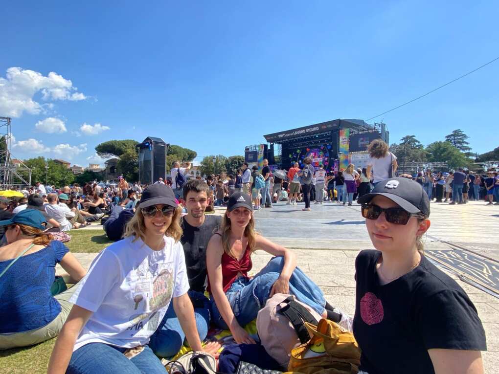 Il concertone del Primo Maggio a Roma, piazza San Giovanni gremita di giovani: tra sogni e speranze Il concertone del Primo Maggio a Roma, piazza San Giovanni gremita di giovani: tra sogni e speranze