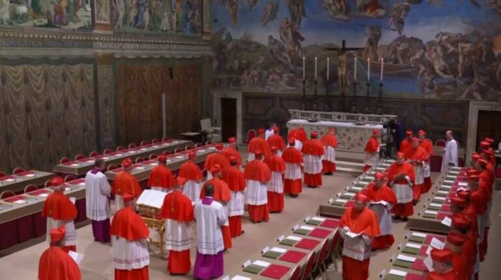 Via al Conclave, i cardinali nella cappella Sistina: attesa per la prima fumata Via al Conclave, i cardinali nella cappella Sistina: attesa per la prima fumata