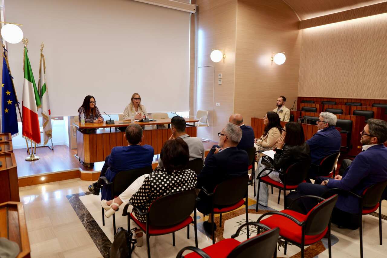 Puglia, la Regione stanzia 2,5 milioni di euro per accelerare la raccolta differenziata nei Comuni – VIDEO Puglia, la Regione stanzia 2,5 milioni di euro per accelerare la raccolta differenziata nei Comuni – VIDEO