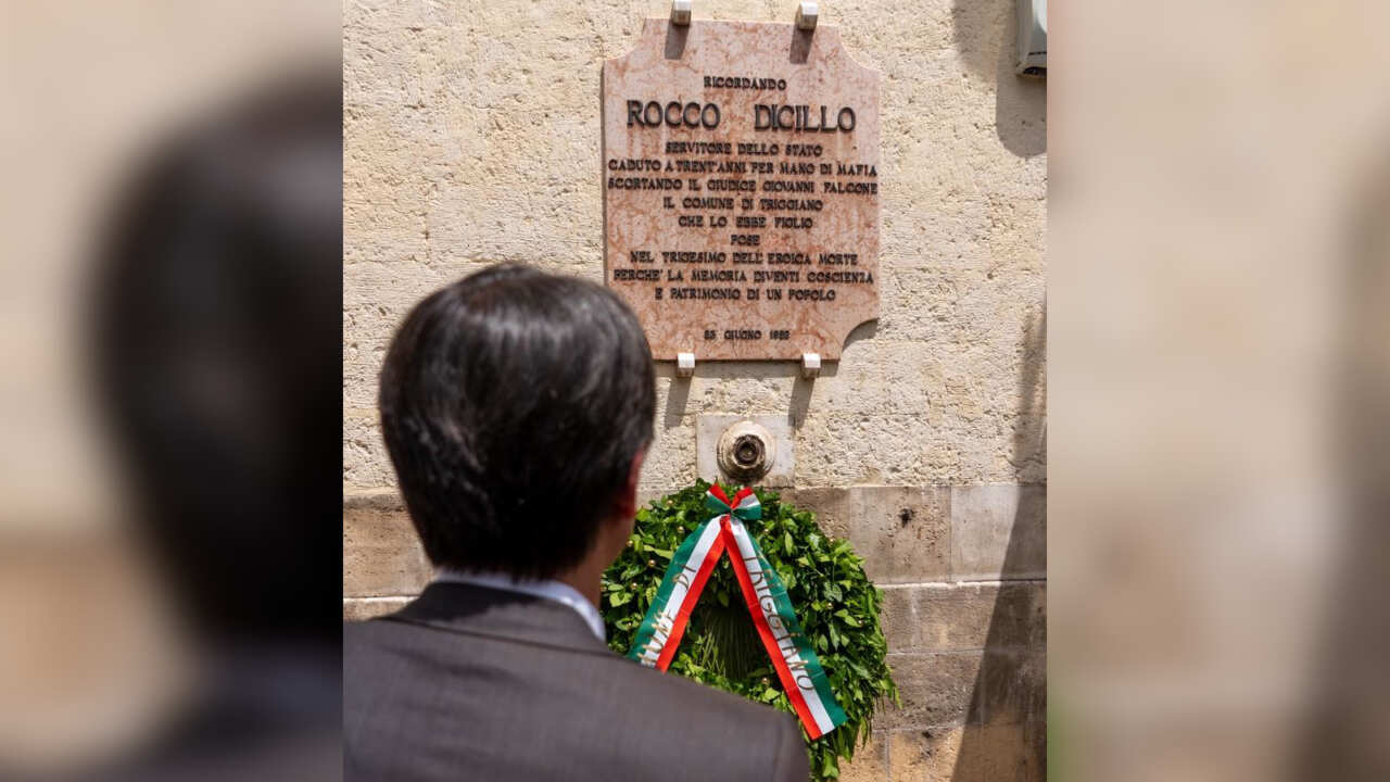 Triggiano, Giuseppe Conte omaggia Rocco Dicillo: agente della scorta di Falcone morto a Capaci Triggiano, Giuseppe Conte omaggia Rocco Dicillo: agente della scorta di Falcone morto a Capaci