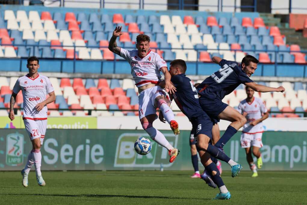 Serie B, un Bari senza personalità cade al “Marulla”: il Cosenza vince 1-0 Serie B, un Bari senza personalità cade al “Marulla”: il Cosenza vince 1-0