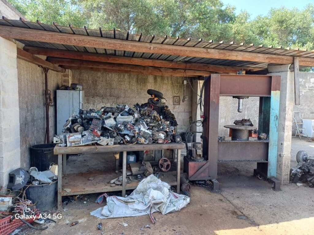 Scoperto un deposito abusivo di rifiuti alla periferia di Bari: sequestrata un’area di mille metri quadrati – FOTO