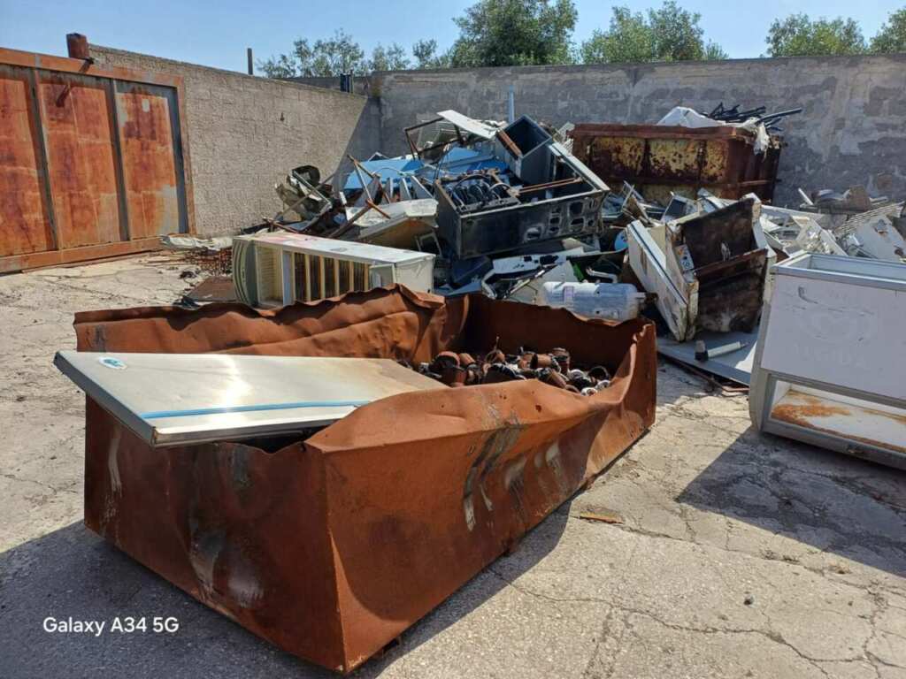 Scoperto un deposito abusivo di rifiuti alla periferia di Bari: sequestrata un’area di mille metri quadrati – FOTO