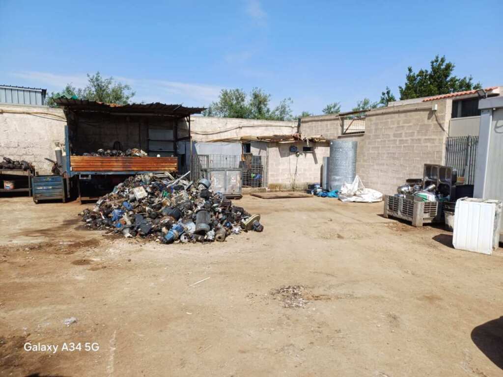 Scoperto un deposito abusivo di rifiuti alla periferia di Bari: sequestrata un’area di mille metri quadrati – FOTO