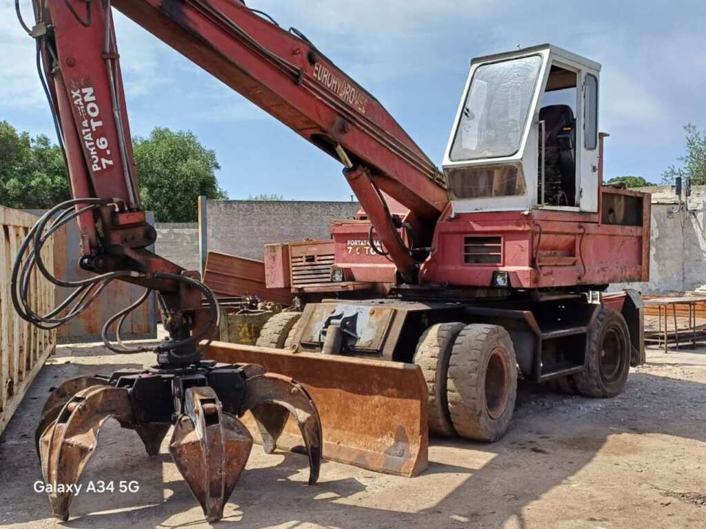 Scoperto un deposito abusivo di rifiuti alla periferia di Bari: sequestrata un’area di mille metri quadrati – FOTO