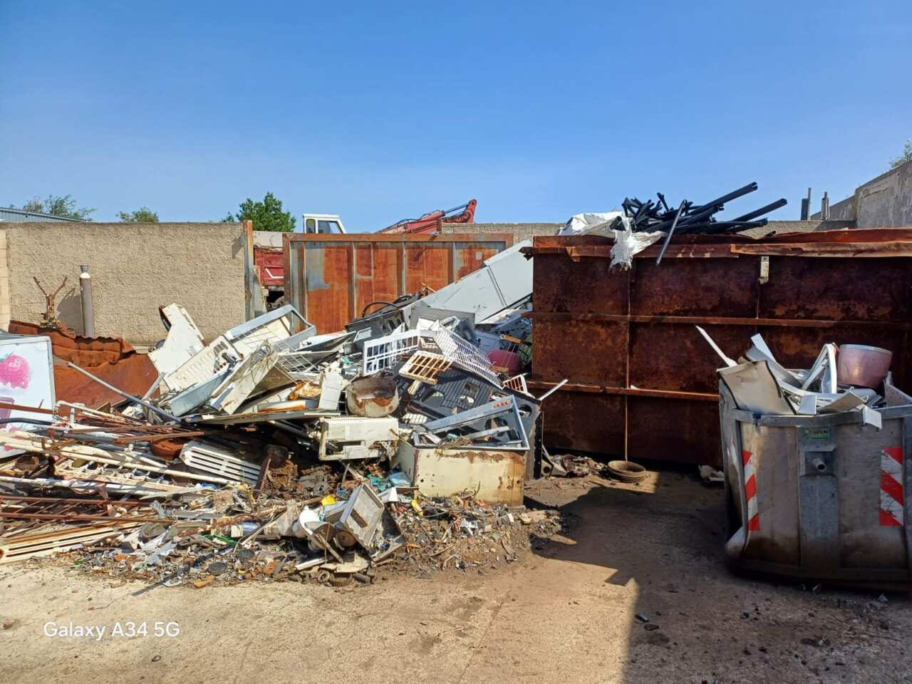 Scoperto un deposito abusivo di rifiuti alla periferia di Bari: sequestrata un’area di mille metri quadrati – FOTO